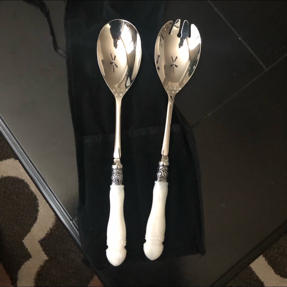 Serving spoons